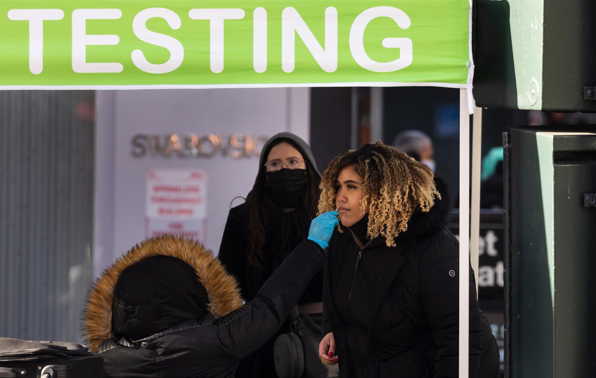 Nueva York suspende cirugías no esenciales ante récord de casos de COVID-19