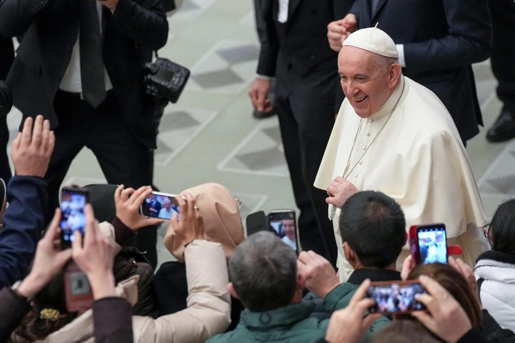 El papa dice que lo que más extraña es "callejear" como hacía en Buenos Aires