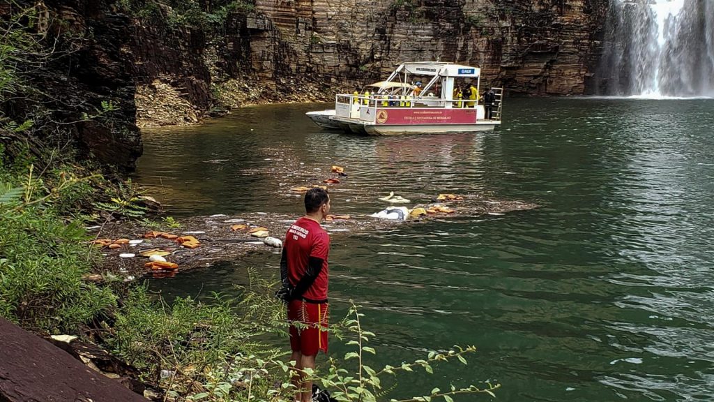 8 muertos al caer enorme pared rocosa sobre embarcaciones en Brasil