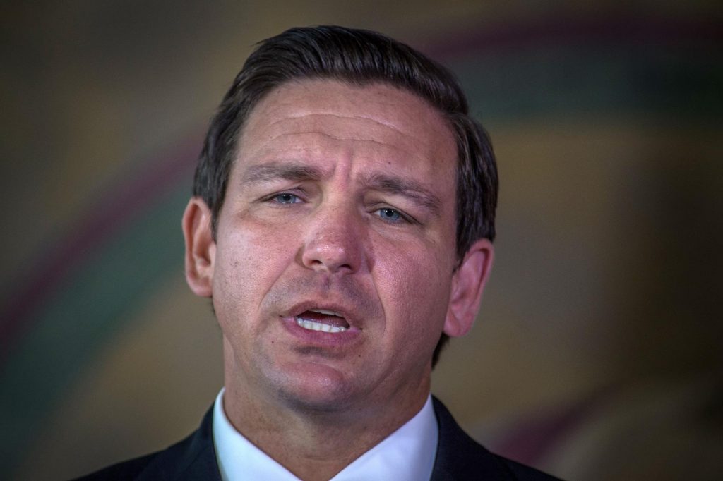 Gobernador de Florida pide a Biden revocar veto a las terapias de anticuerpos