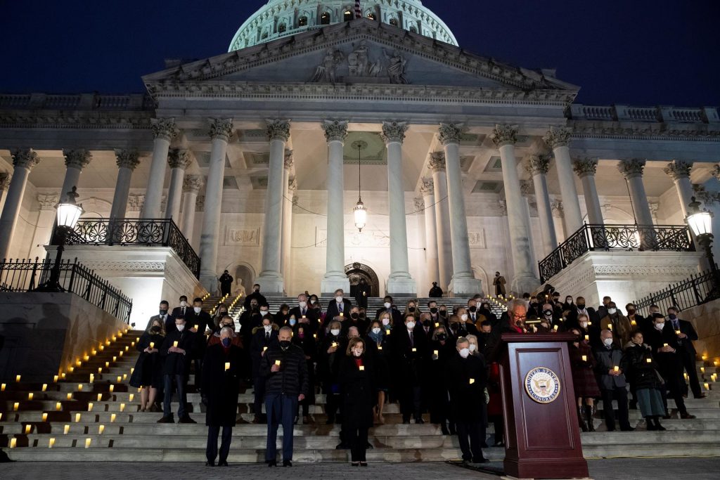 Con una vigilia por los caídos cierra conmemoración de asalto a Capitolio