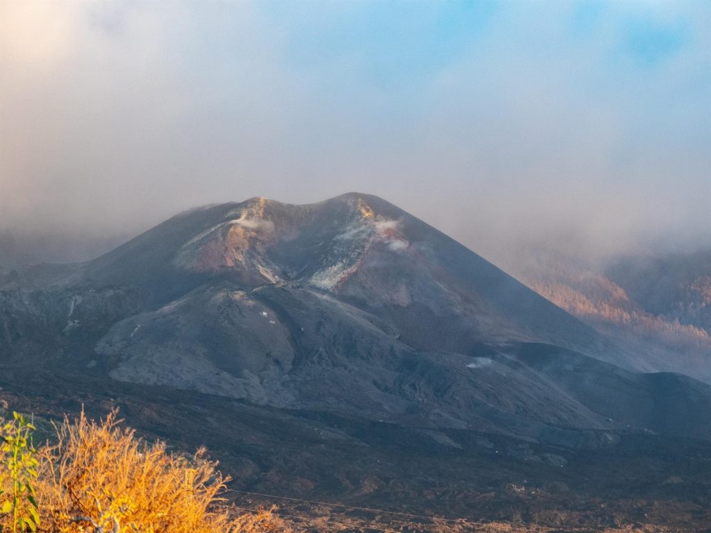 Gases y altas temperaturas persisten en la zona del volcán de La Palma