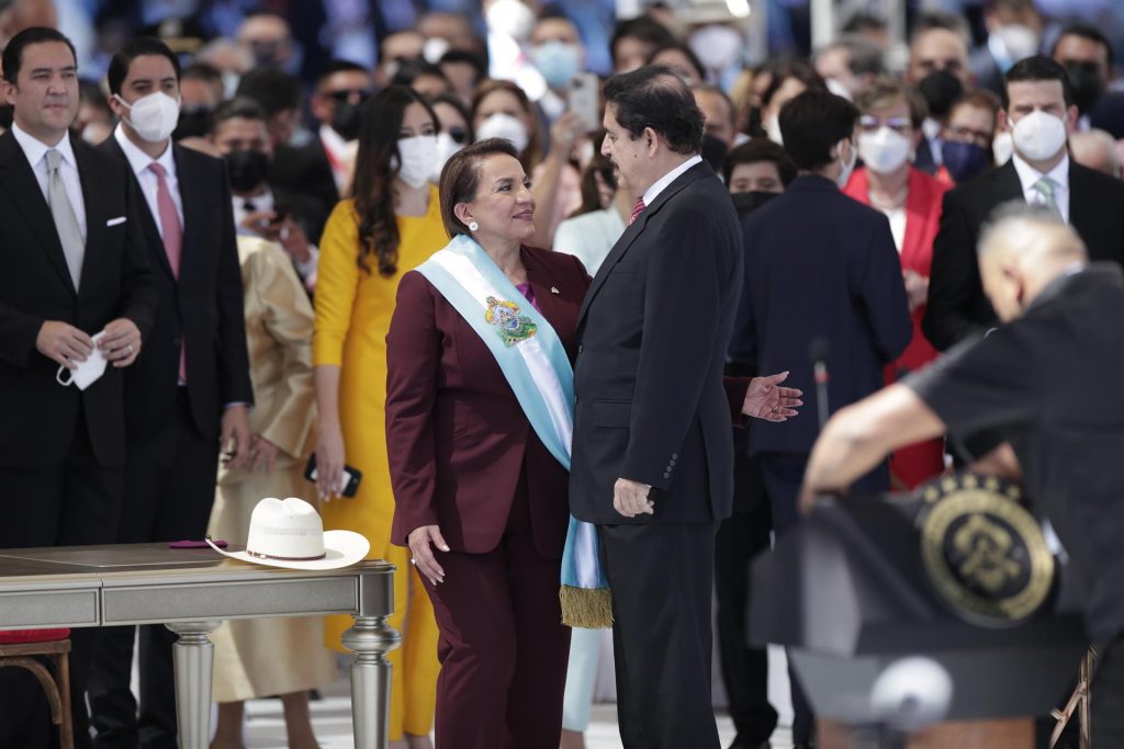 Xiomara Castro asume presidencia de Honduras y advierte que no podrán pagar deuda heredada de la "dictadura"