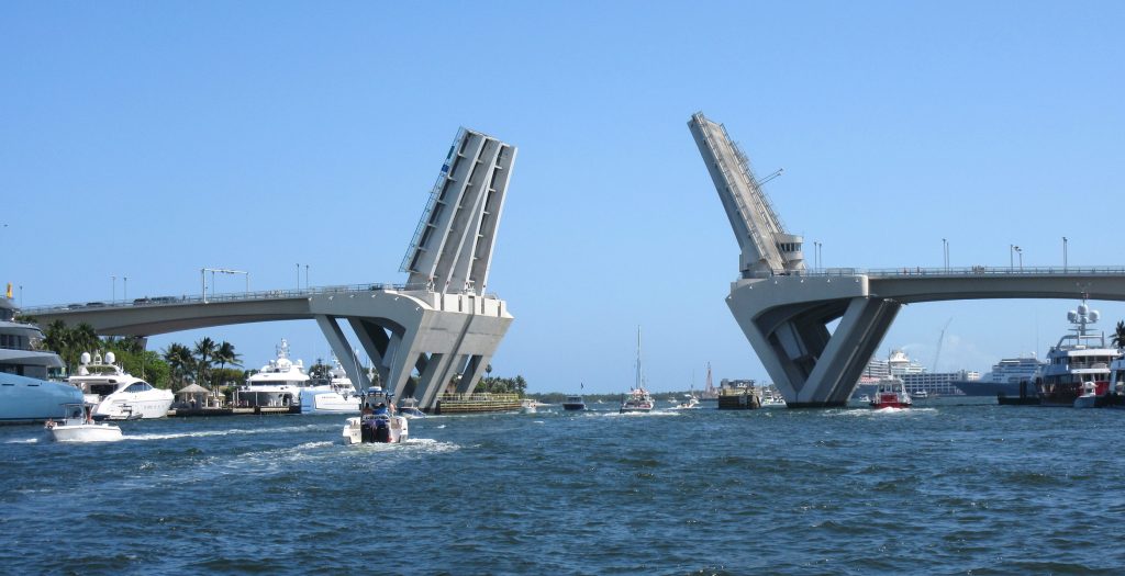 Identifican a mujer de 79 años que murió al caer de puente levadizo en Florida