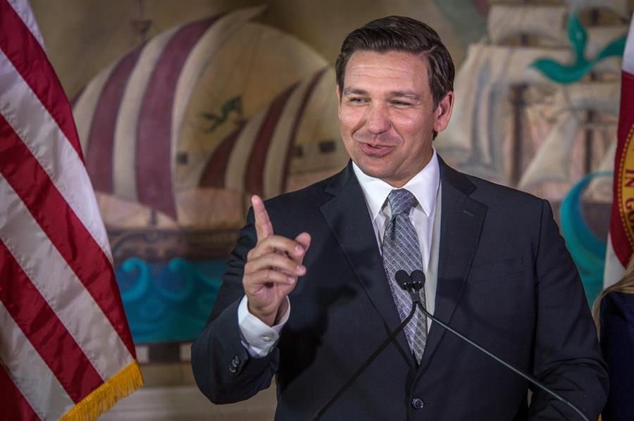Gobernador DeSantis lleva una amplia ventaja para su reelección, según sondeo