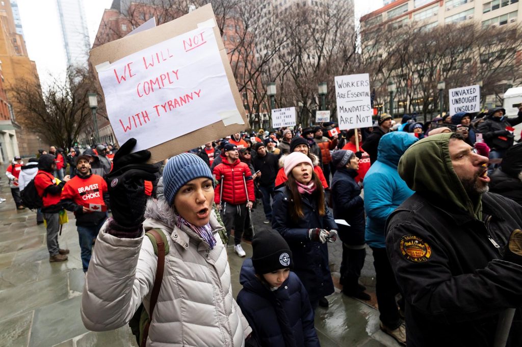 Antivacunas vuelven a protestar en Nueva York para pedir fin de restricciones