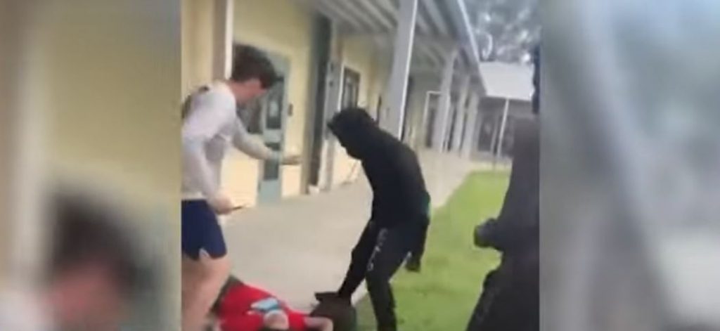 (Video) Detienen a estudiante de la secundaria de DeLand por golpear y herir gravemente a un compañero