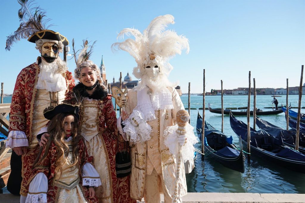 Venecia se pone la máscara en su segundo carnaval en pandemia