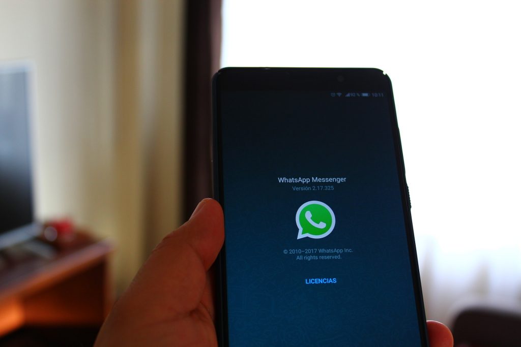 WhatsApp trabaja en la reincorporación de la barra multimedia de la cámara en iOS