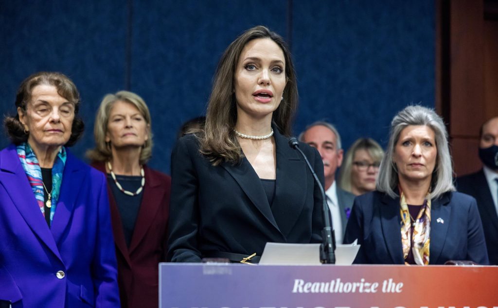 Angelina Jolie alzó la voz por las víctimas de violencia de género en EEUU