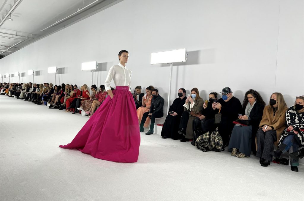El romanticismo de Carolina Herrera viste el otoño en su desfile de Nueva York