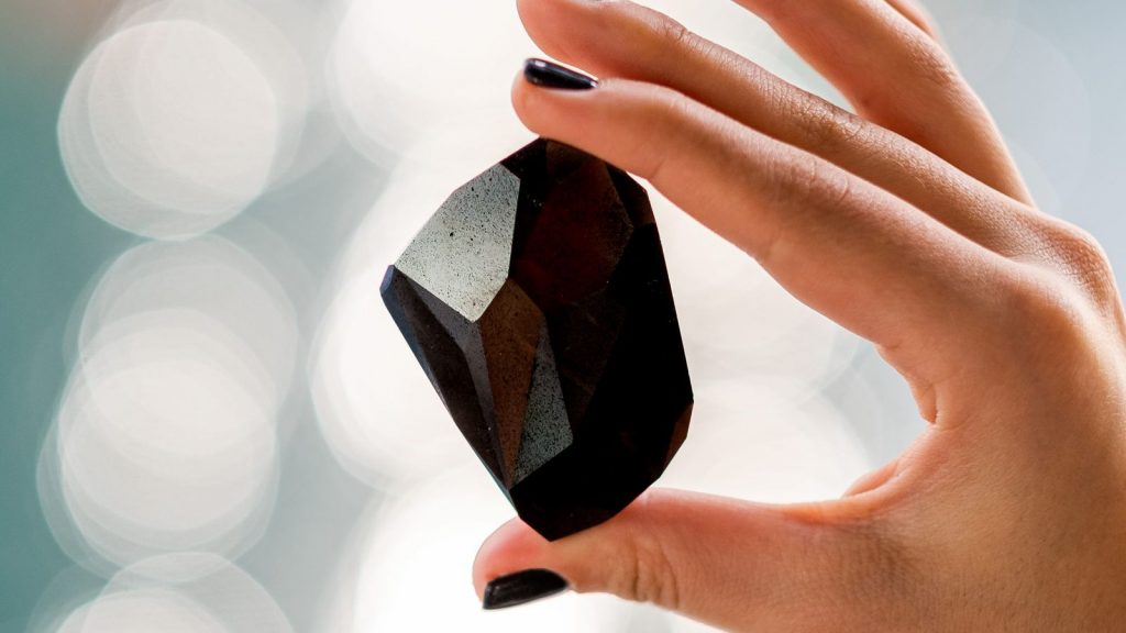 Arranca la subasta del diamante negro "Enigma", de más de 555 quilates
