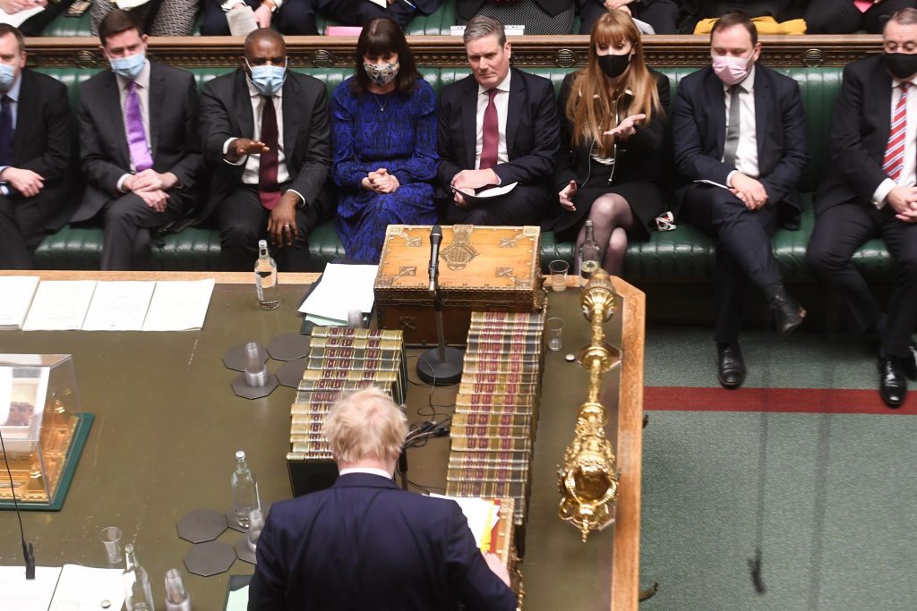 Dimisiones de altos cargos debilitan Gobierno de Boris Johnson