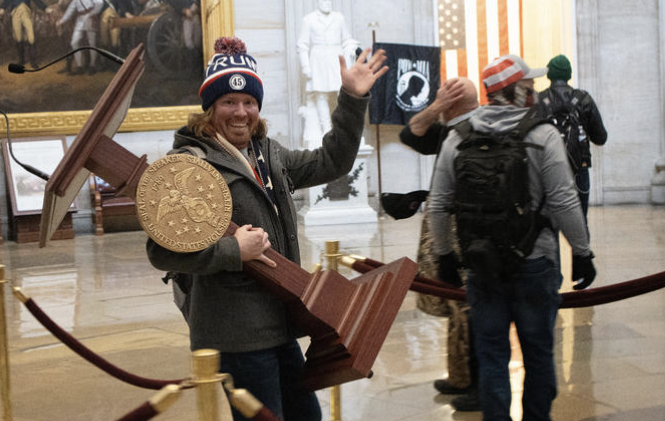 75 días de cárcel para el hombre que posó sonriendo con el atril de Pelosi en el asalto al Capitolio