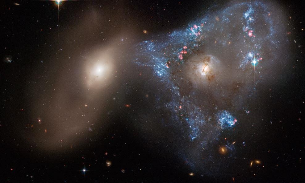 Telescopio Hubble capta el nacimiento de estrellas por una colisión galáctica