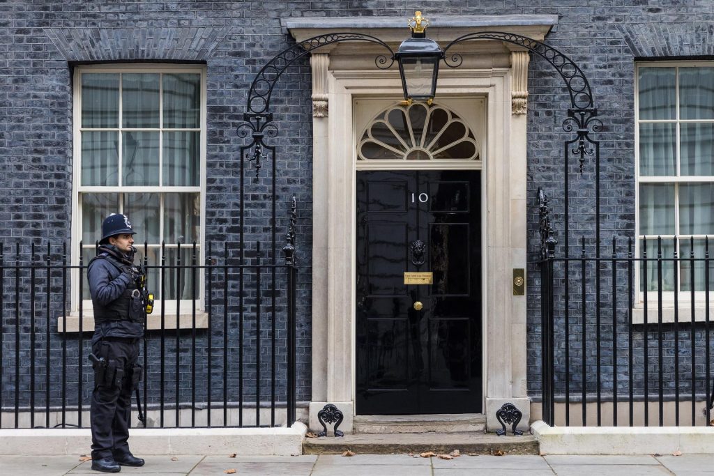 Johnson condenó "acoso"al líder de la oposición británico tras sus comentarios