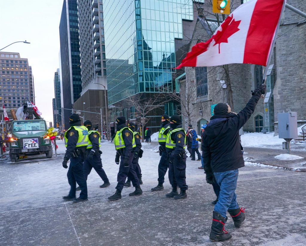 Detienen un grupo de manifestantes con armas de fuego en Canadá