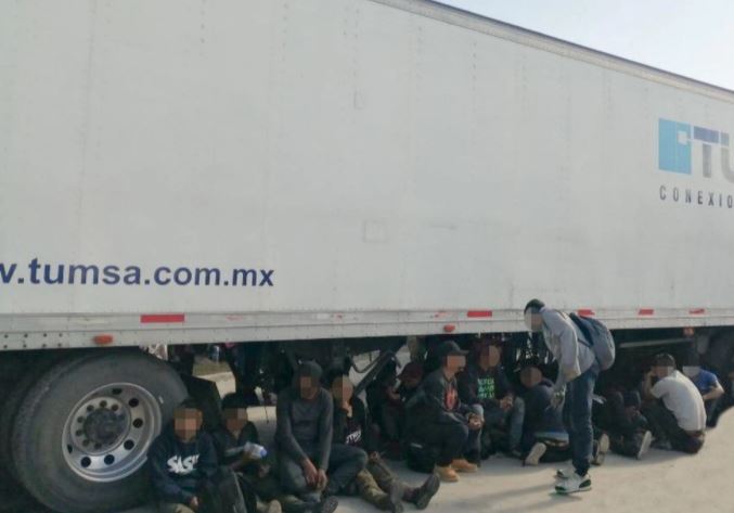 Más de 300 migrantes son hallados hacinados en un tráiler en el sur de México
