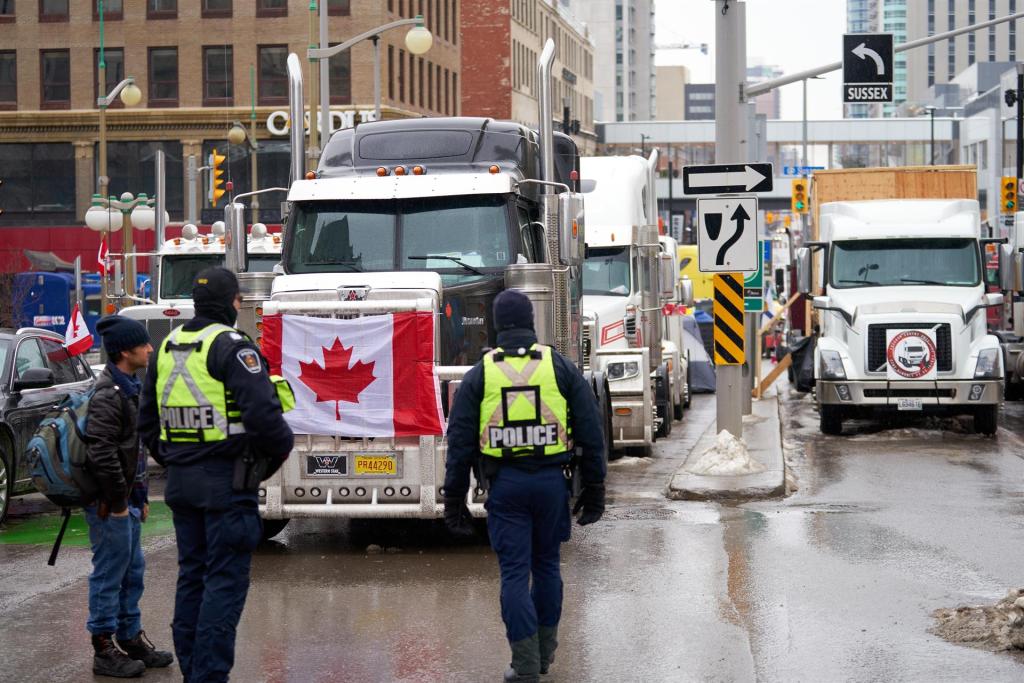 La Policía canadiense intenta recuperar el control en el puente Ambassador