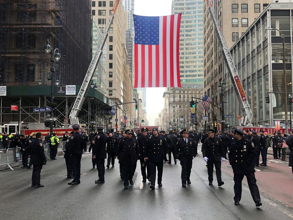 Entierran al segundo policía caído en un tiroteo en Nueva York