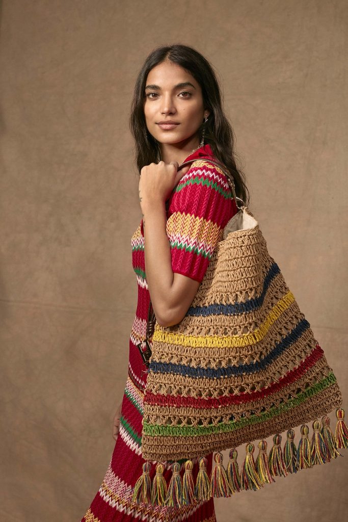 El Poncho Bag de Carolina Herrera, un homenaje a las civilizaciones ancestrales