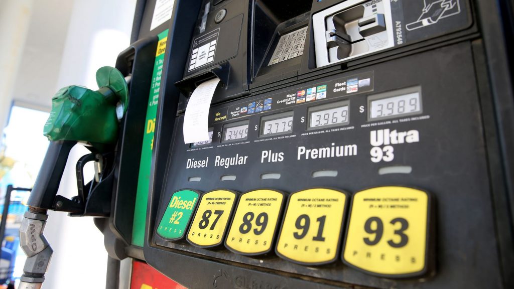 Precio de la gasolina amanece un poco más bajo este lunes en Florida