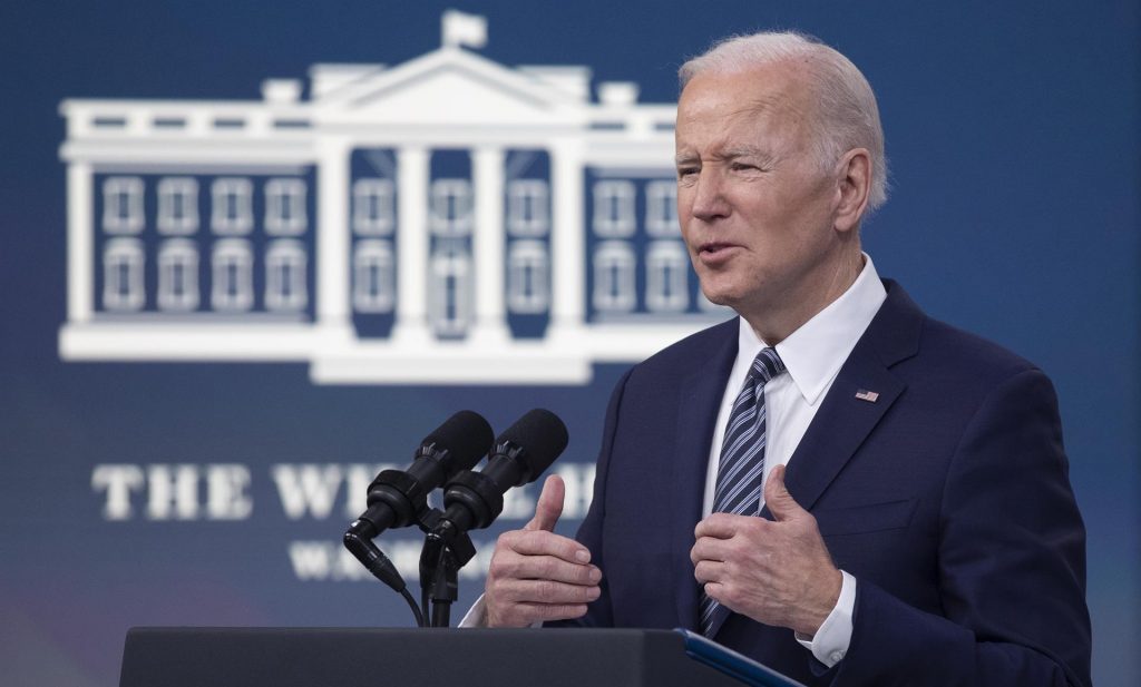 El presidente Joe Biden liberará un millón de barriles de petróleo durante 6 meses por la guerra en Ucrania