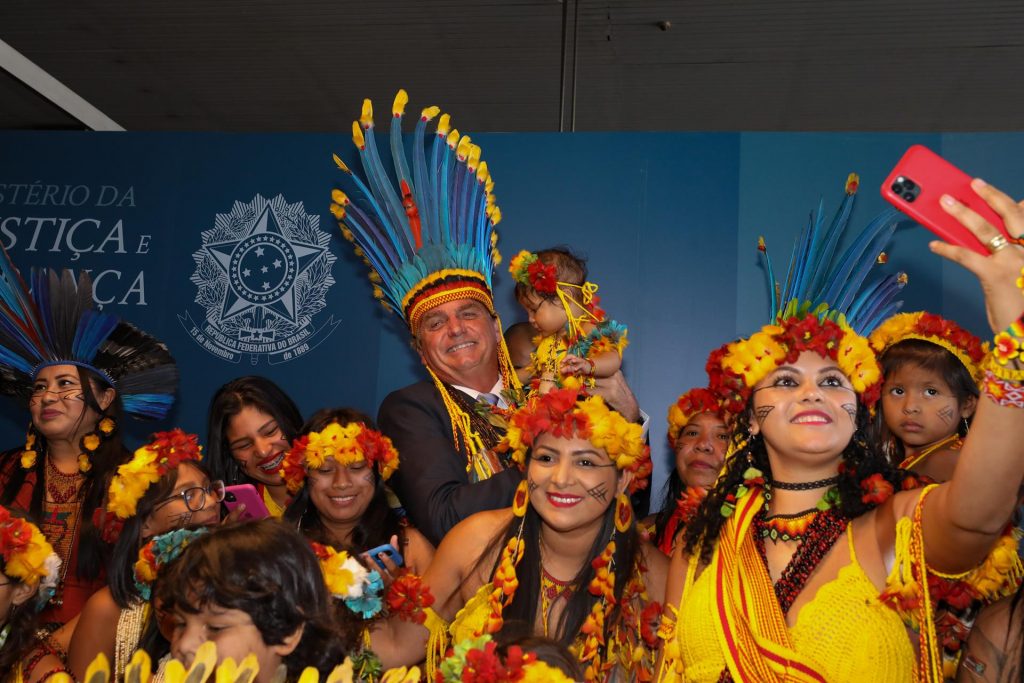 Bolsonaro usa un tocado de plumas en homenaje por sus políticas indígenas
