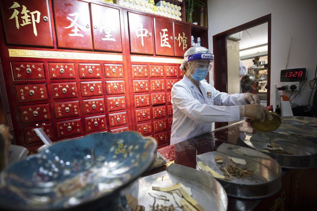 China introduce la acupuntura en su protocolo actualizado contra la COVID