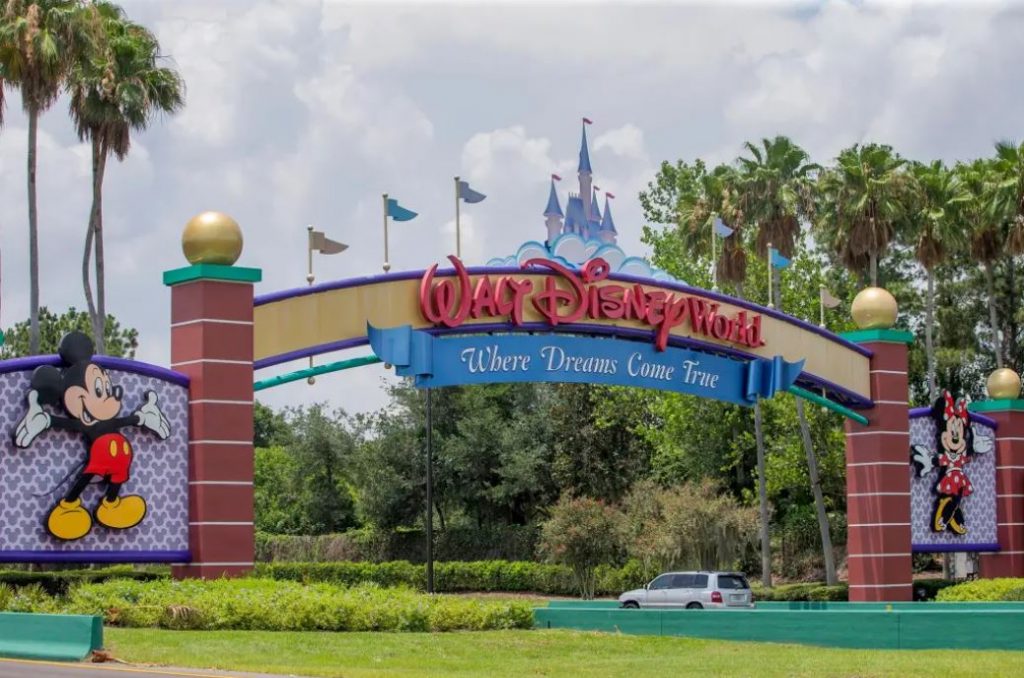 4 empleados de Disney entre más de 100 detenidos por trata de personas