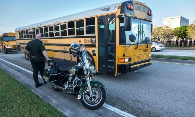 Tiroteo en autobús en Florida dejó al menos 2 muertos