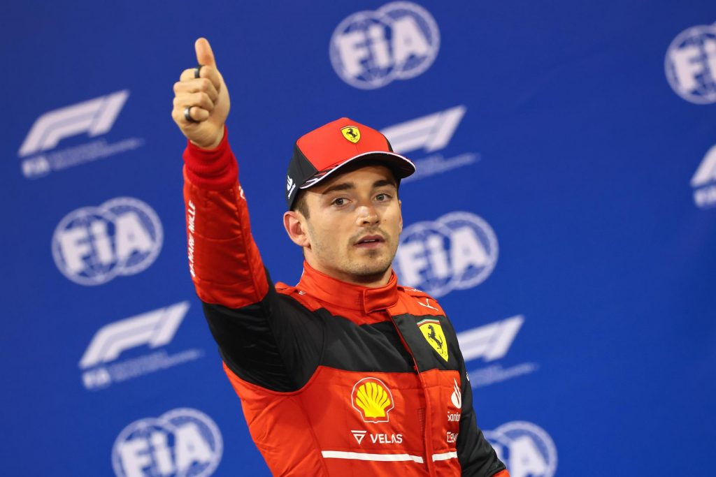 Leclerc logra la primera 'pole' del año y Sainz saldrá tercero en Baréin