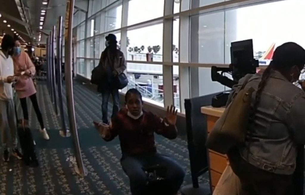 Emiten orden de captura contra mujer que agredió a un policía en el Aeropuerto de Orlando