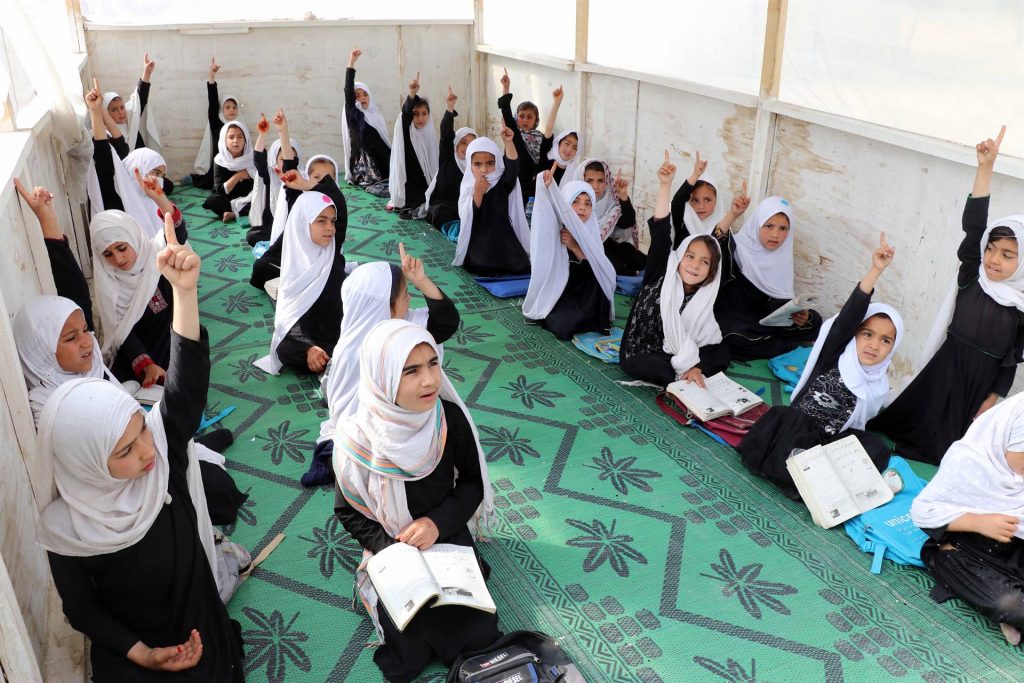 El mundo exige a talibanes reabrir las escuelas para todas las niñas afganas