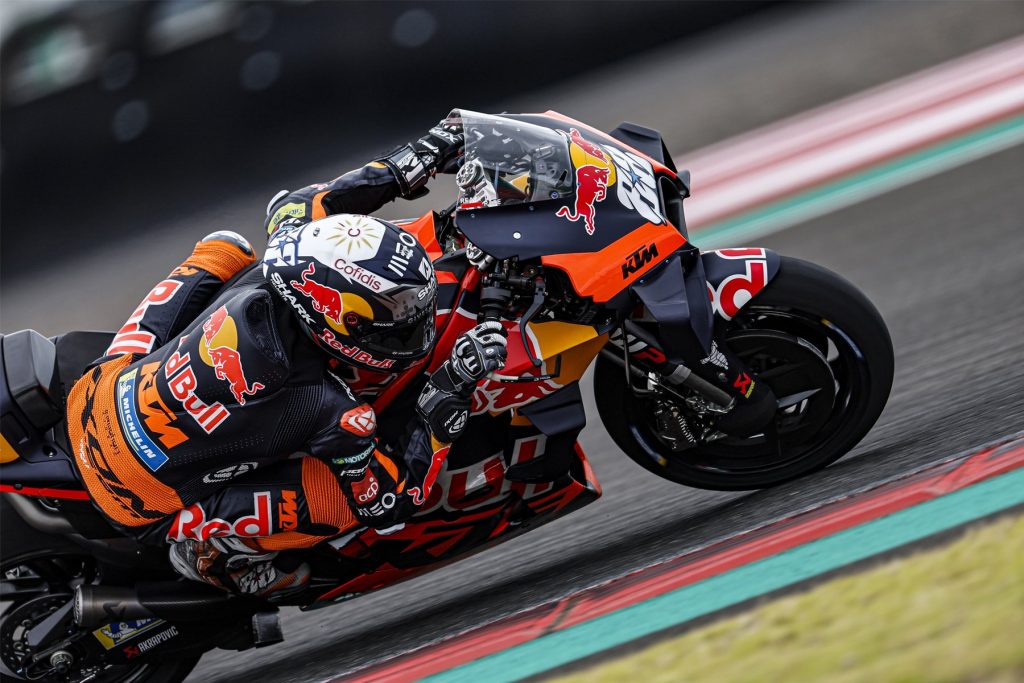 Oliveira reina en Mandalika, Márquez la baja más inoportuna
