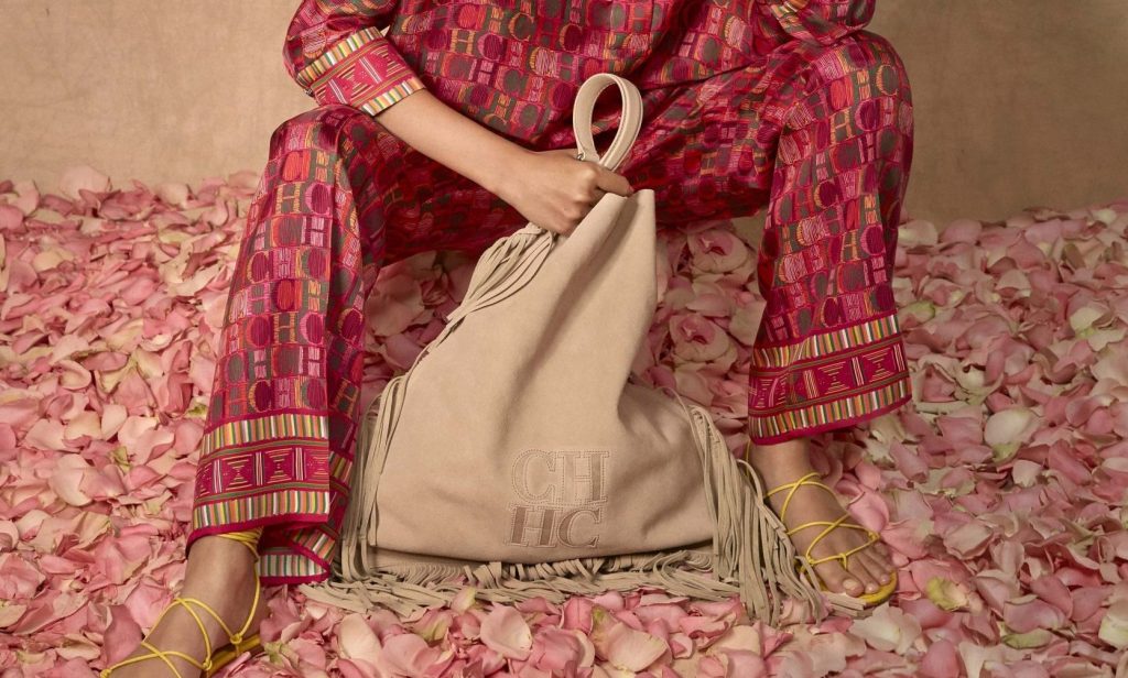 El Poncho Bag de Carolina Herrera, un homenaje a las civilizaciones ancestrales