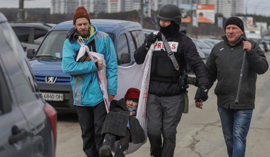 Ucrania abre seis corredores para refugiados, que alcanzan ya 2,15 millones
