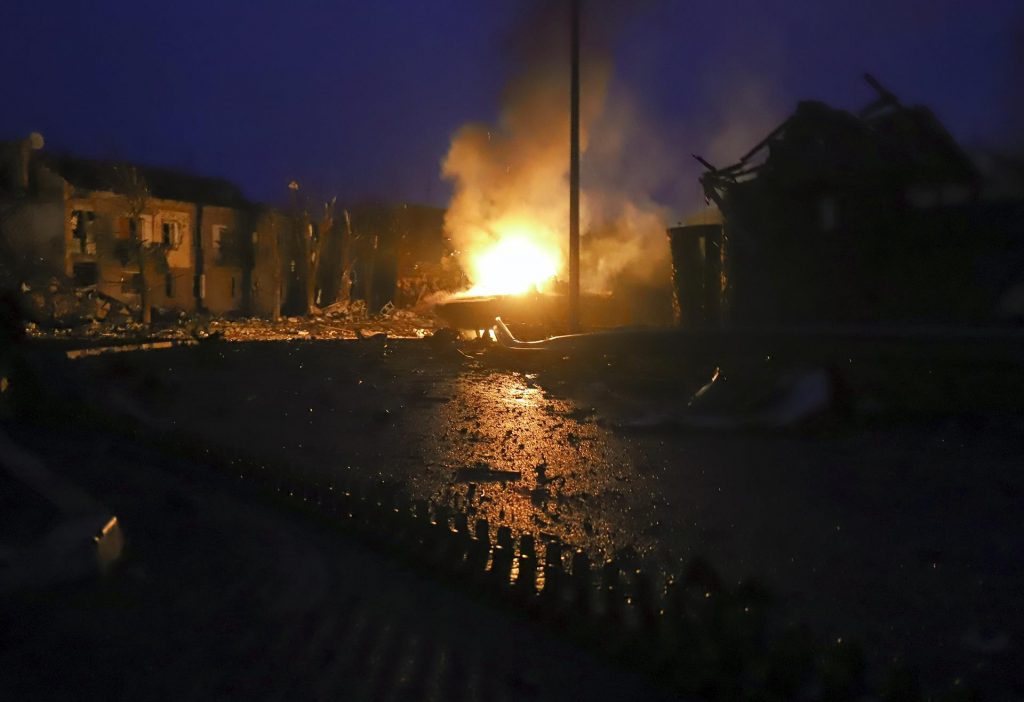 Ucrania informa de incendio y amenaza nuclear en una planta y la muerte de 33 civiles en Chernigov