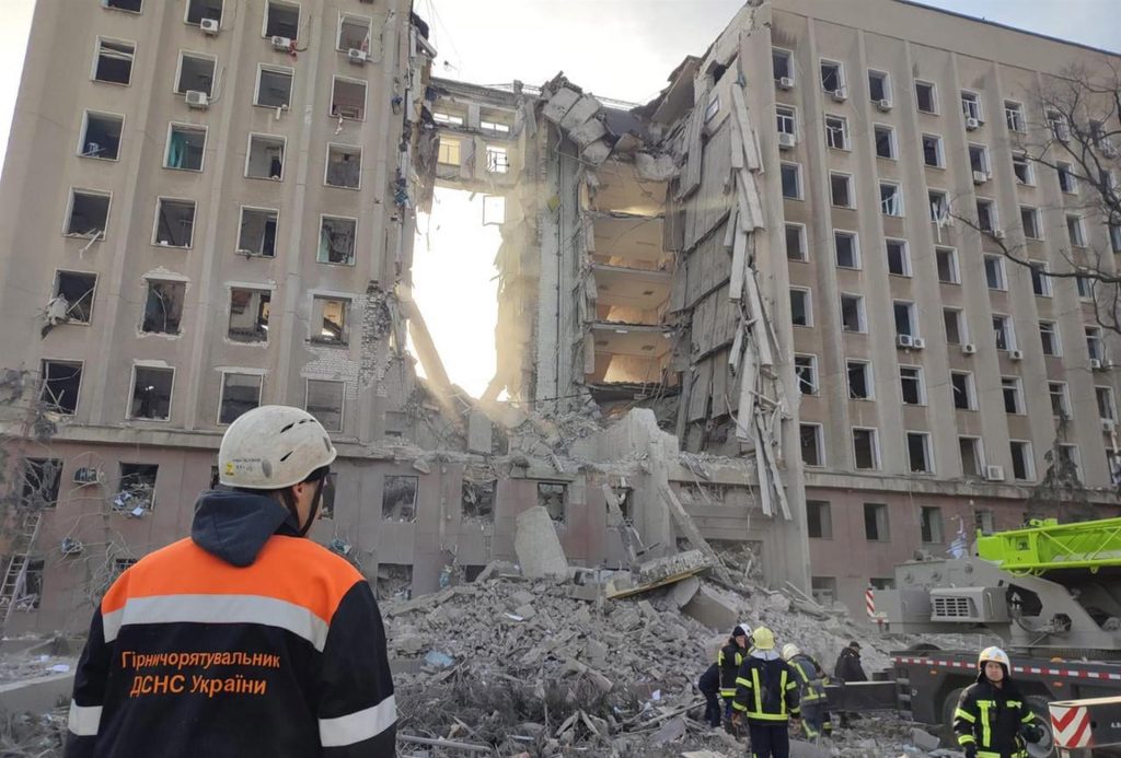 Autoridades reportan 12 muertos en el ataque ruso a un edificio oficial en Mikolaiv