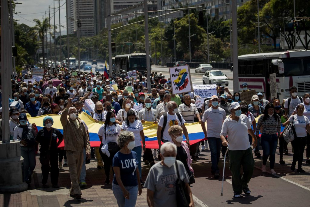 Trabajadores en Venezuela protestan por aumento salarial