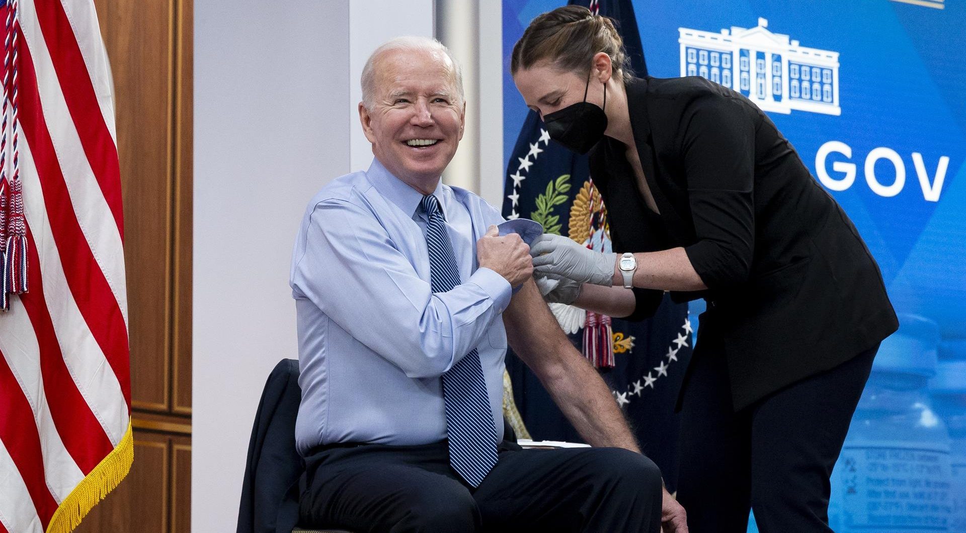 Biden recibe dosis de refuerzo contra la COVID-19 y pide al congreso aprobar el presupuesto requerido