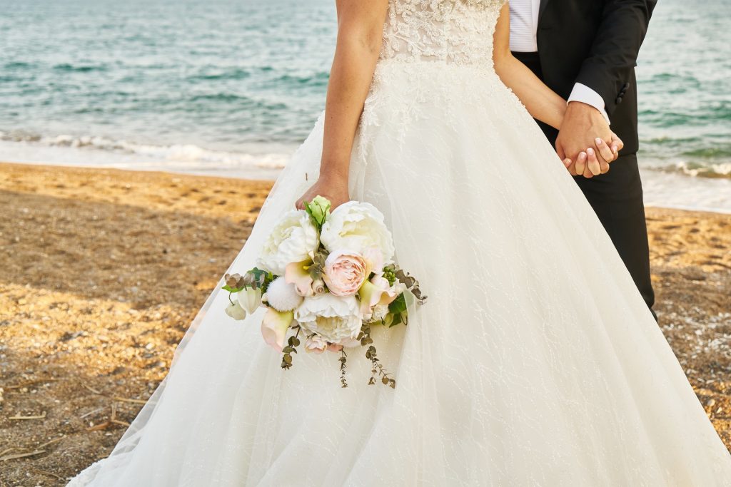 Recién casados escenifican una pelea a golpes en hotel de Florida el día después de su boda