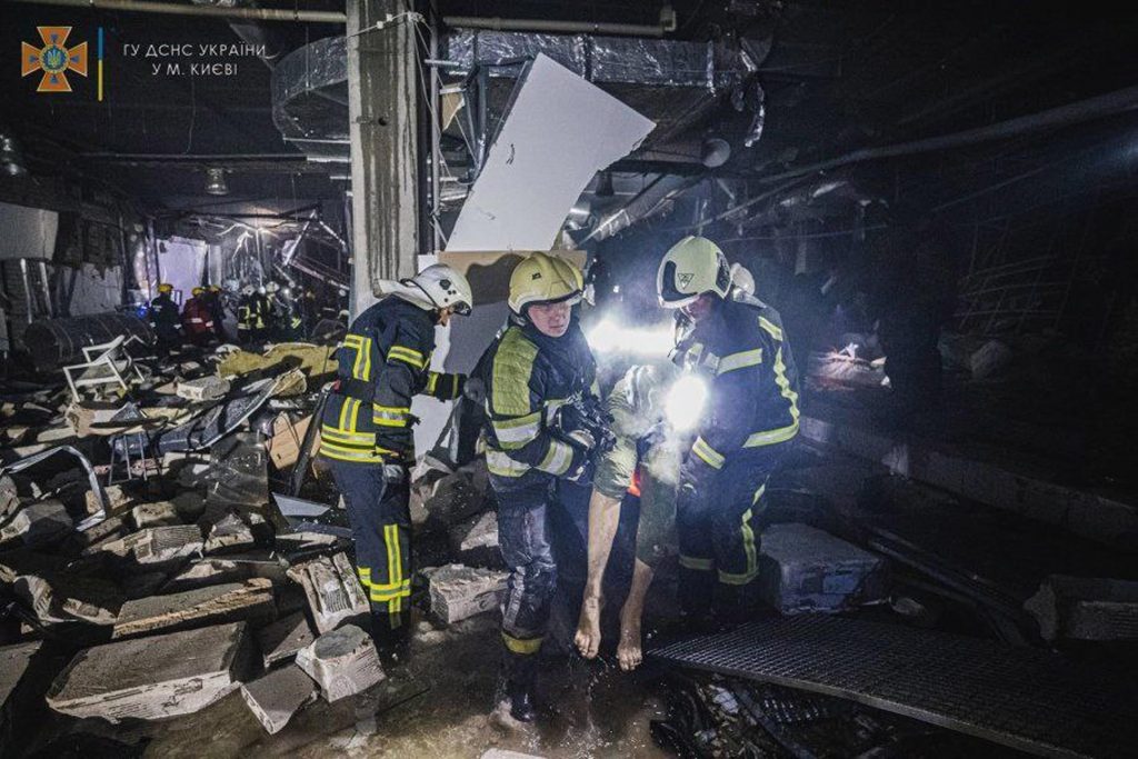 Bombardeo contra centro comercial en Kiev deja al menos 8 muertos
