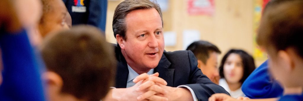 David Cameron conduce un camión con ayuda para refugiados hacia Polonia