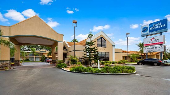 Hombre recibe varios cargos por apuñalar a una mujer mayor durante el robo de hotel en Orlando