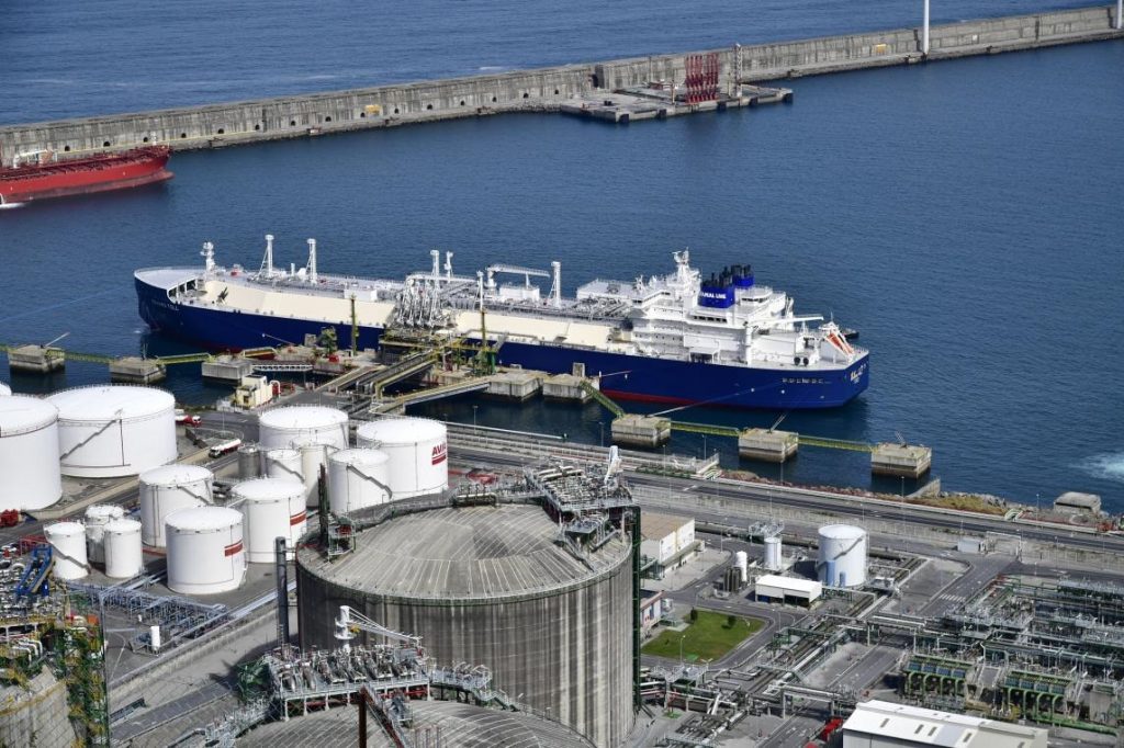 EEUU acuerda aumentar el suministro de gas natural licuado a la UE para reducir dependencia con Rusia