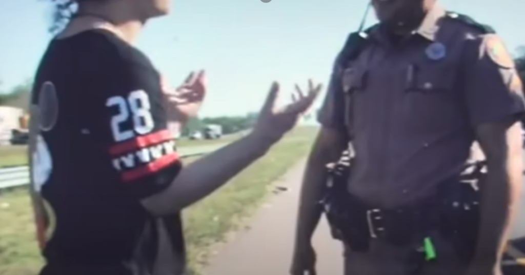 Video muestra el momento en que un trooper agredido es ayudado por varios conductores