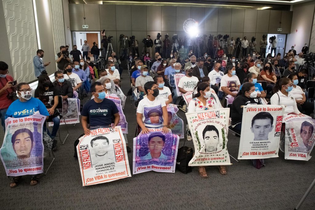 Nuevo informe de la CIDH denuncia más "simulaciones" y participación de las Fuerzas Armadas en caso Ayotzinapa
