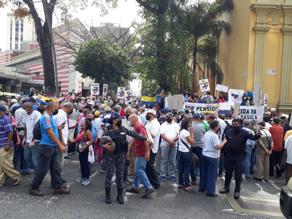 Jubilados exigen homologación de sus pensiones a la canasta básica en Venezuela