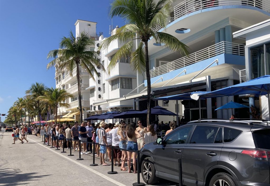 Sin incidentes primera noche de toque de queda en Miami Beach por el "spring break"
